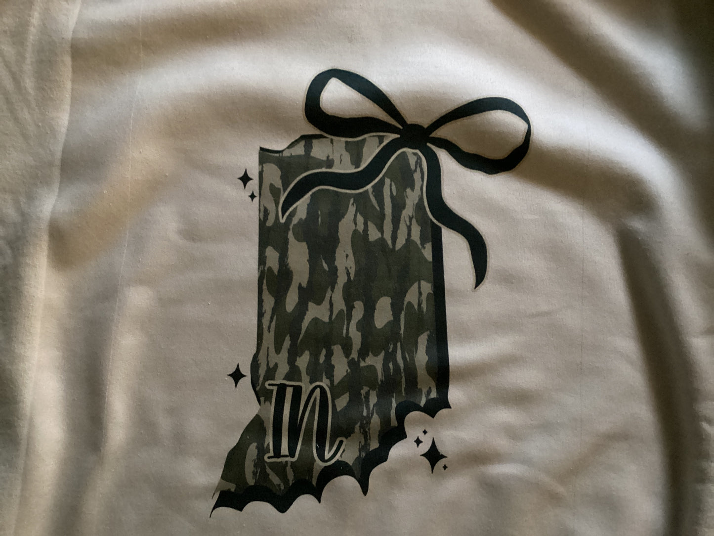 CAMO COQUETTE INDIANA CUT SWEATSHIRT