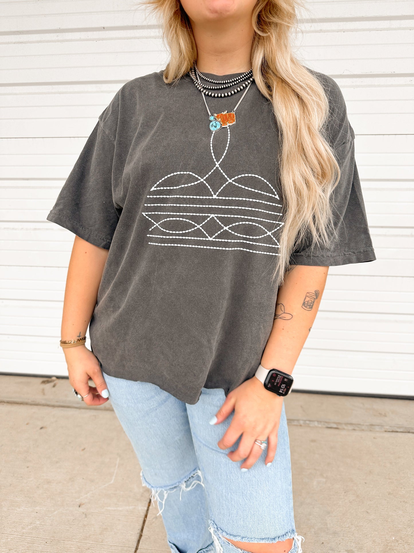 WHITE BOOT STITCH TEE