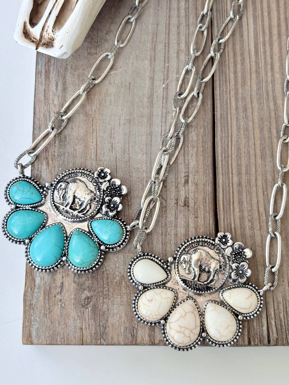Western Style Turquoise Stone Pendant Necklace