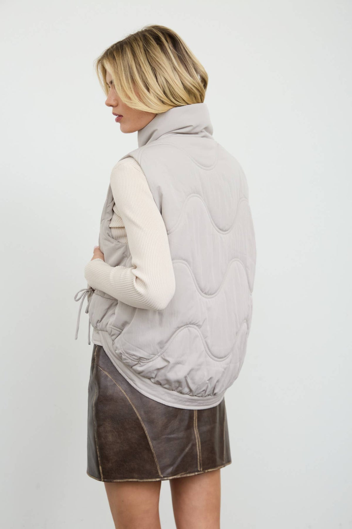 WAVE QUILTED SNAP-FRONT STAND COLLAR VEST